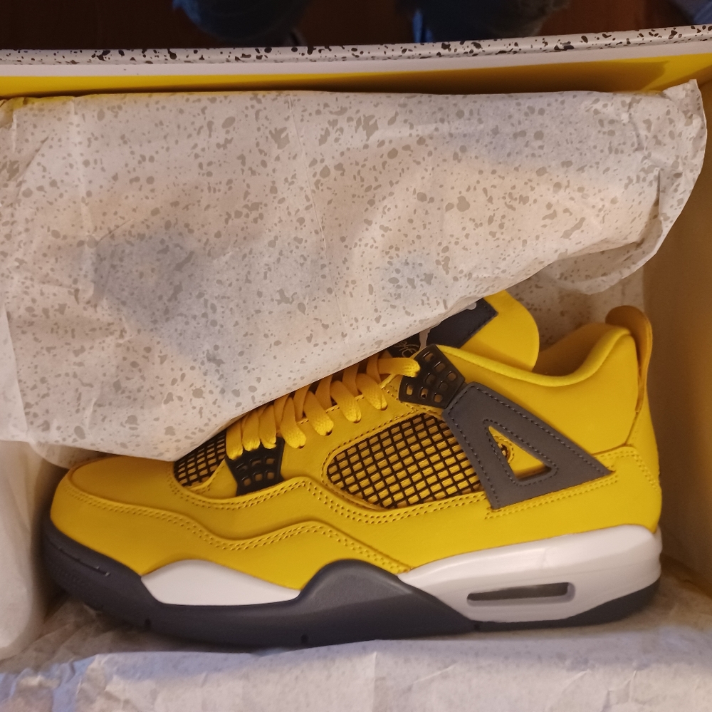 Deadstock in hand size 10.5 Jordan 4 lightning 2021
